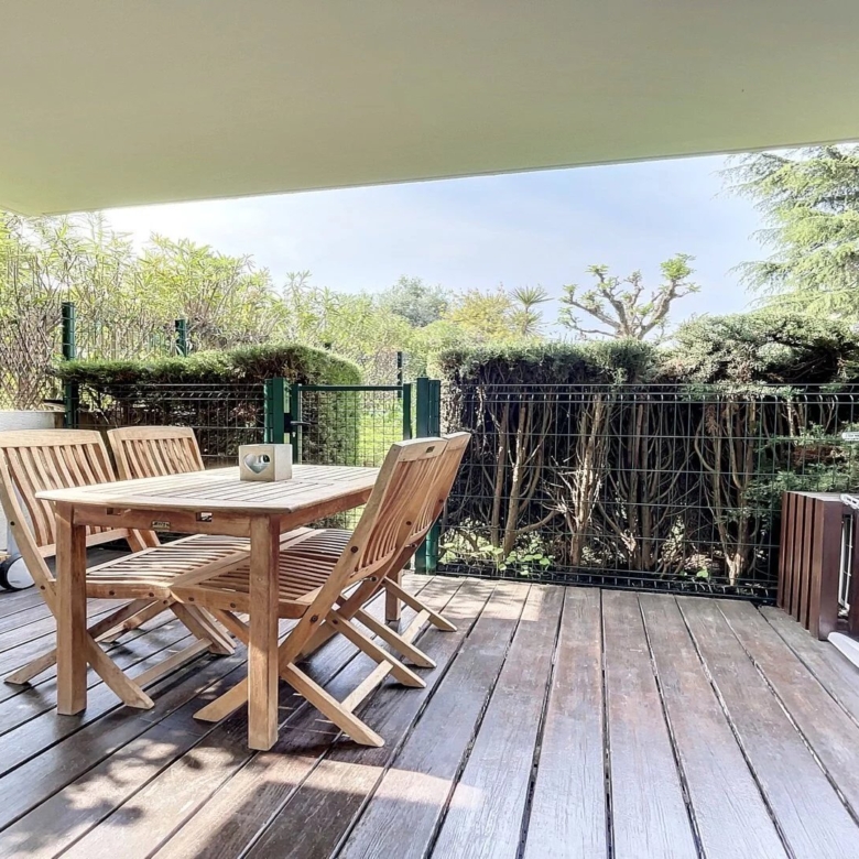 A VENDRE REZ DE JARDIN 2 PIÈCES JUAN LES PINS ROSTAGNE