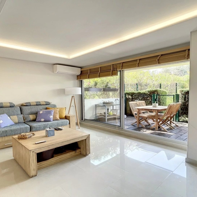 A VENDRE REZ DE JARDIN 2 PIÈCES JUAN LES PINS ROSTAGNE
