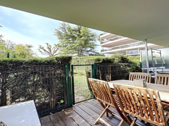 A VENDRE REZ DE JARDIN 2 PIÈCES JUAN LES PINS ROSTAGNE