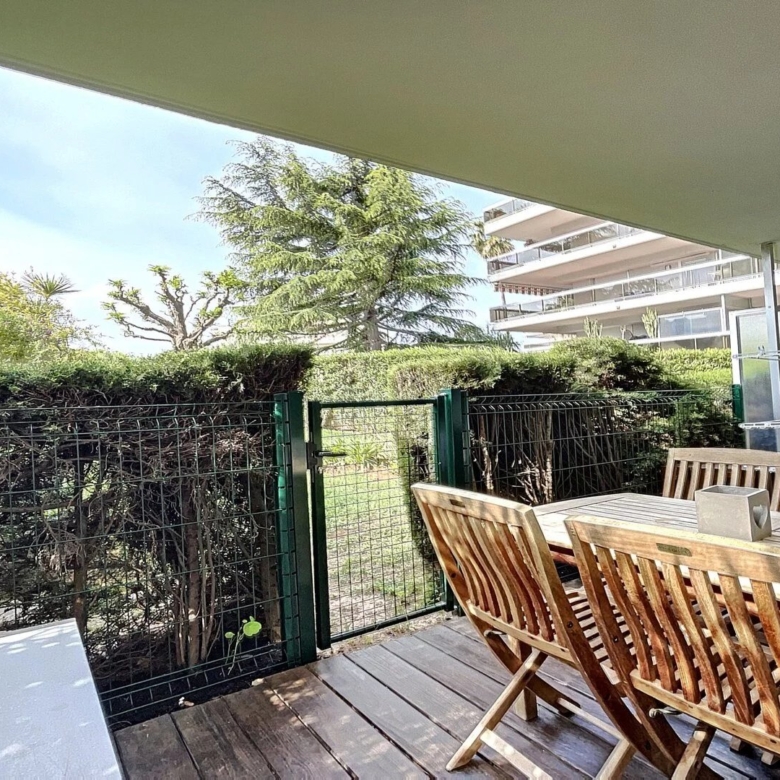 A VENDRE REZ DE JARDIN 2 PIÈCES JUAN LES PINS ROSTAGNE