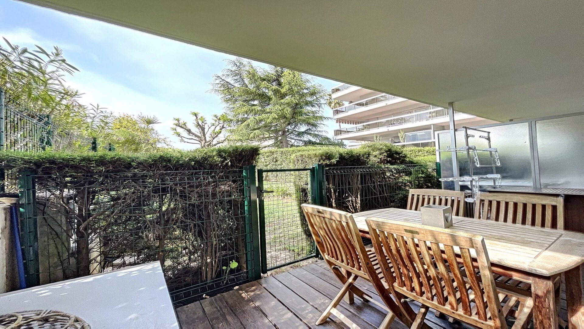 de5bb9e420557fc0a48a6babfe02a21b_5f46a42713_1920-original.jpg A VENDRE REZ DE JARDIN 2 PIÈCES JUAN LES PINS ROSTAGNE