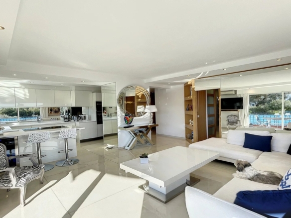 A VENDRE JUAN LES PINS LA COLLE 2 PIECES D’ANGLE RESIDENCE STANDING AVEC PARC ET PISCINE
