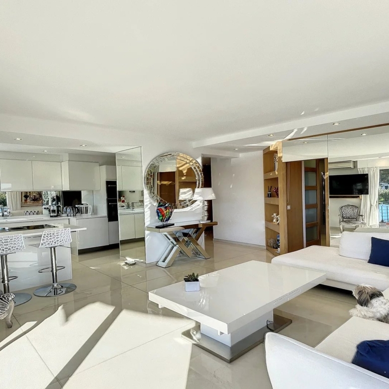 A VENDRE JUAN LES PINS LA COLLE 2 PIECES D’ANGLE RESIDENCE STANDING AVEC PARC ET PISCINE
