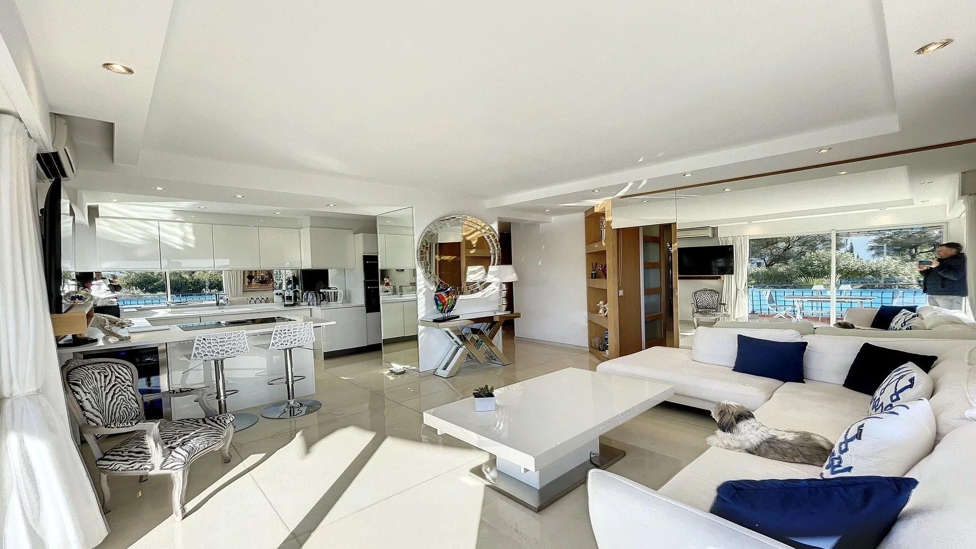 A VENDRE JUAN LES PINS LA COLLE 2 PIECES D’ANGLE RESIDENCE STANDING AVEC PARC ET PISCINE