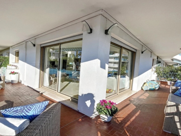 A VENDRE JUAN LES PINS LA COLLE 2 PIECES D’ANGLE RESIDENCE STANDING AVEC PARC ET PISCINE