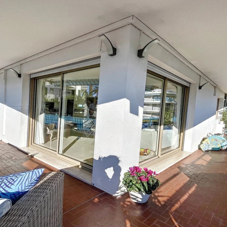 A VENDRE JUAN LES PINS LA COLLE 2 PIECES D’ANGLE RESIDENCE STANDING AVEC PARC ET PISCINE