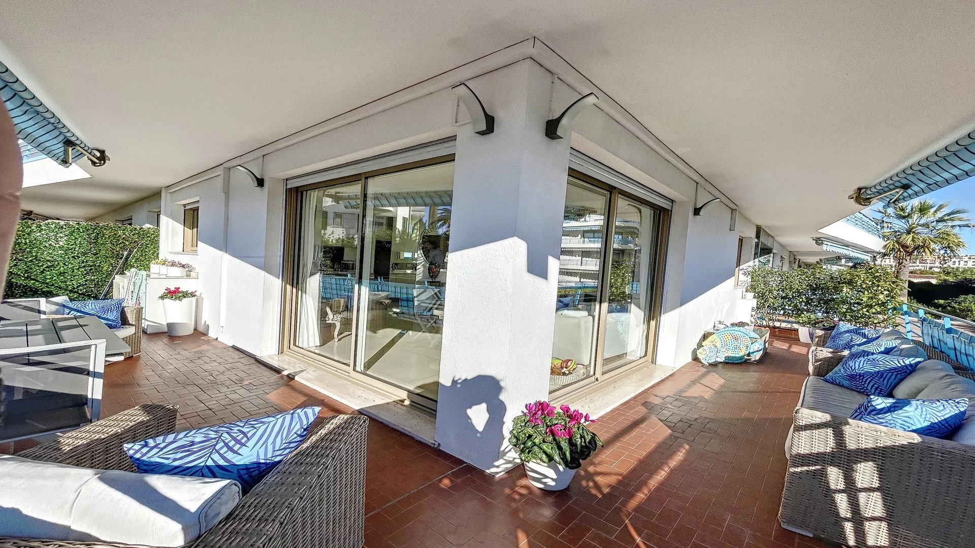 A VENDRE JUAN LES PINS LA COLLE 2 PIECES D’ANGLE RESIDENCE STANDING AVEC PARC ET PISCINE