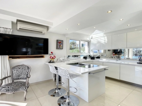 A VENDRE JUAN LES PINS LA COLLE 2 PIECES D’ANGLE RESIDENCE STANDING AVEC PARC ET PISCINE