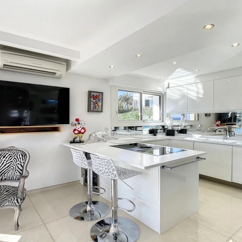 A VENDRE JUAN LES PINS LA COLLE 2 PIECES D’ANGLE RESIDENCE STANDING AVEC PARC ET PISCINE