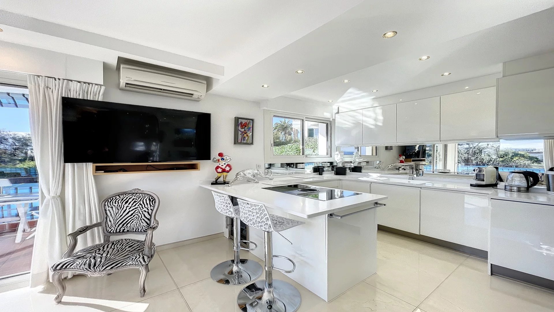 A VENDRE JUAN LES PINS LA COLLE 2 PIECES D’ANGLE RESIDENCE STANDING AVEC PARC ET PISCINE