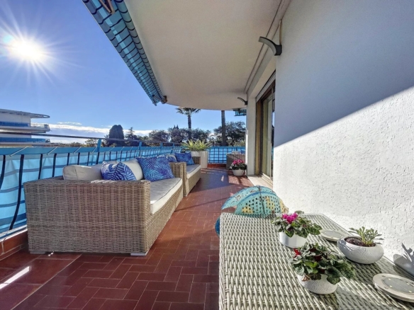 A VENDRE JUAN LES PINS LA COLLE 2 PIECES D’ANGLE RESIDENCE STANDING AVEC PARC ET PISCINE