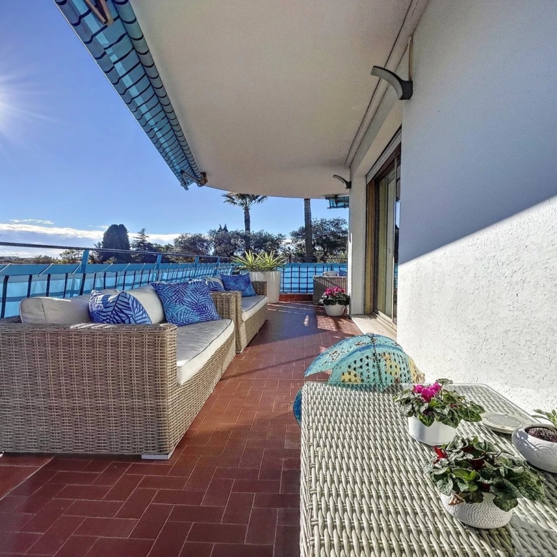 A VENDRE JUAN LES PINS LA COLLE 2 PIECES D’ANGLE RESIDENCE STANDING AVEC PARC ET PISCINE