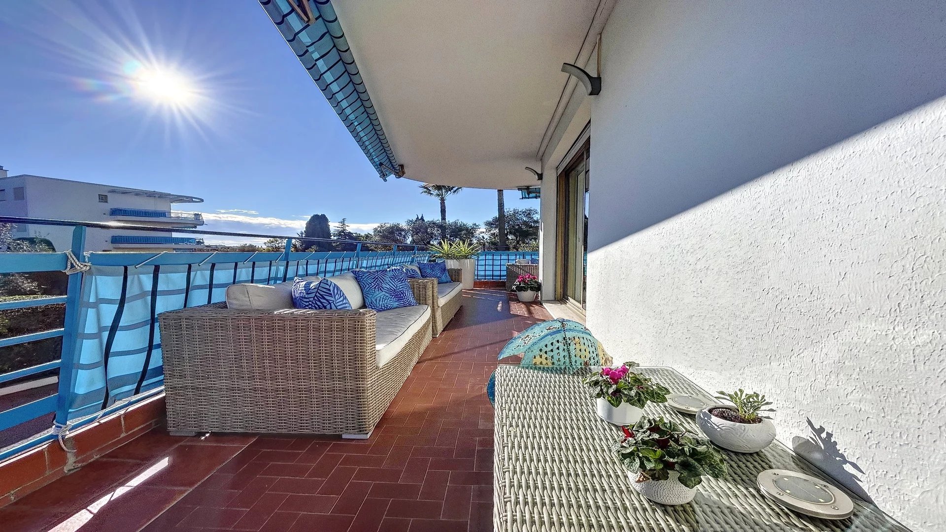 A VENDRE JUAN LES PINS LA COLLE 2 PIECES D’ANGLE RESIDENCE STANDING AVEC PARC ET PISCINE