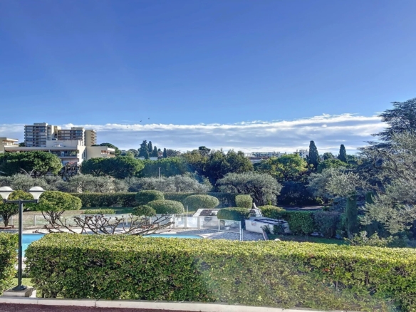 A VENDRE JUAN LES PINS LA COLLE 2 PIECES D’ANGLE RESIDENCE STANDING AVEC PARC ET PISCINE