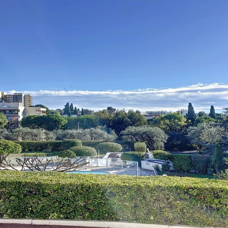 A VENDRE JUAN LES PINS LA COLLE 2 PIECES D’ANGLE RESIDENCE STANDING AVEC PARC ET PISCINE