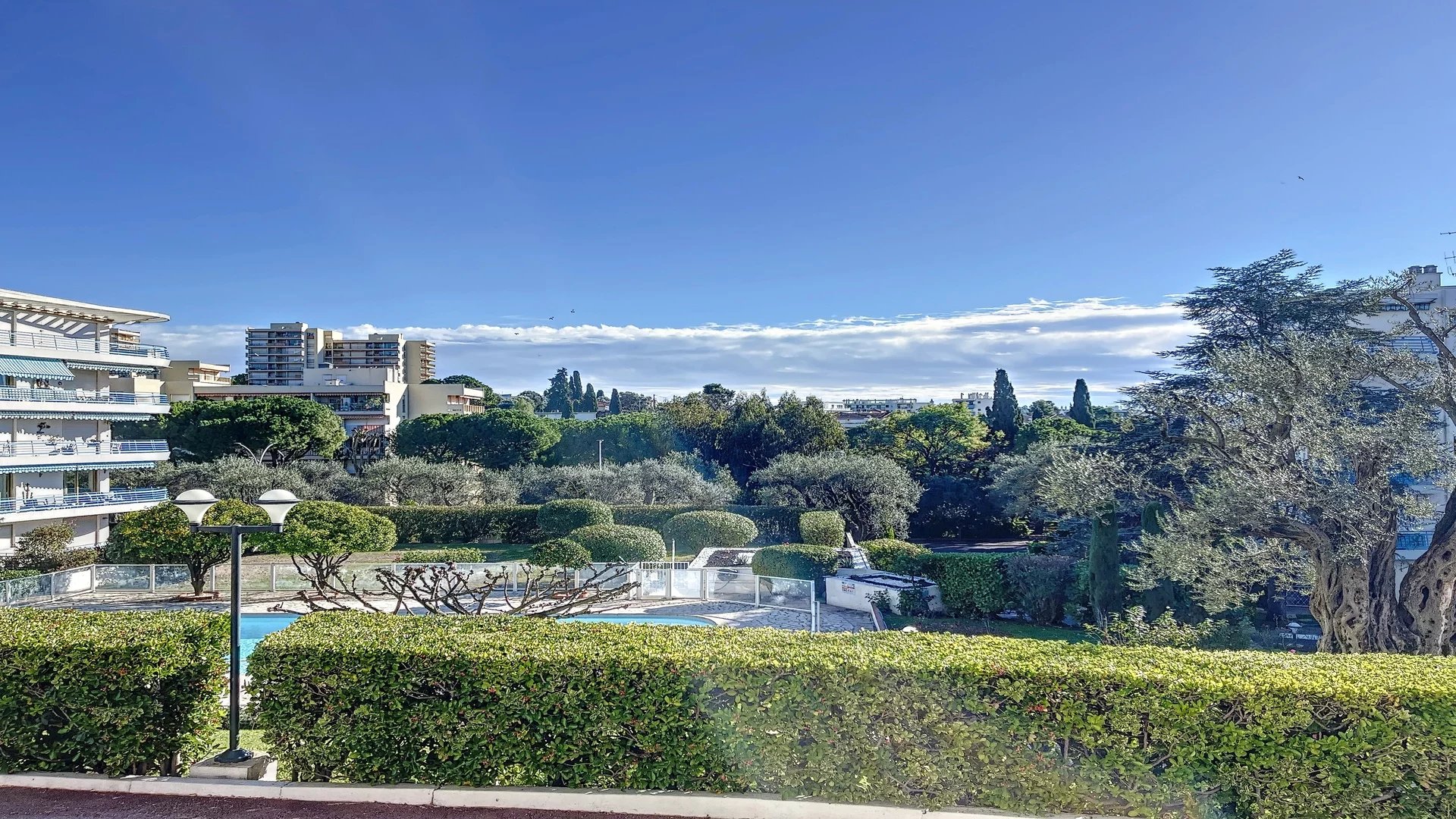 A VENDRE JUAN LES PINS LA COLLE 2 PIECES D’ANGLE RESIDENCE STANDING AVEC PARC ET PISCINE