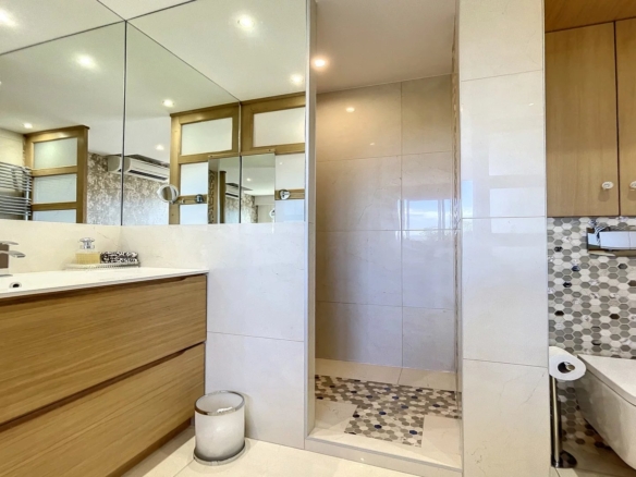 A VENDRE JUAN LES PINS LA COLLE 2 PIECES D’ANGLE RESIDENCE STANDING AVEC PARC ET PISCINE