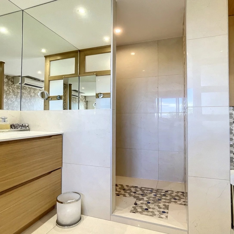 A VENDRE JUAN LES PINS LA COLLE 2 PIECES D’ANGLE RESIDENCE STANDING AVEC PARC ET PISCINE