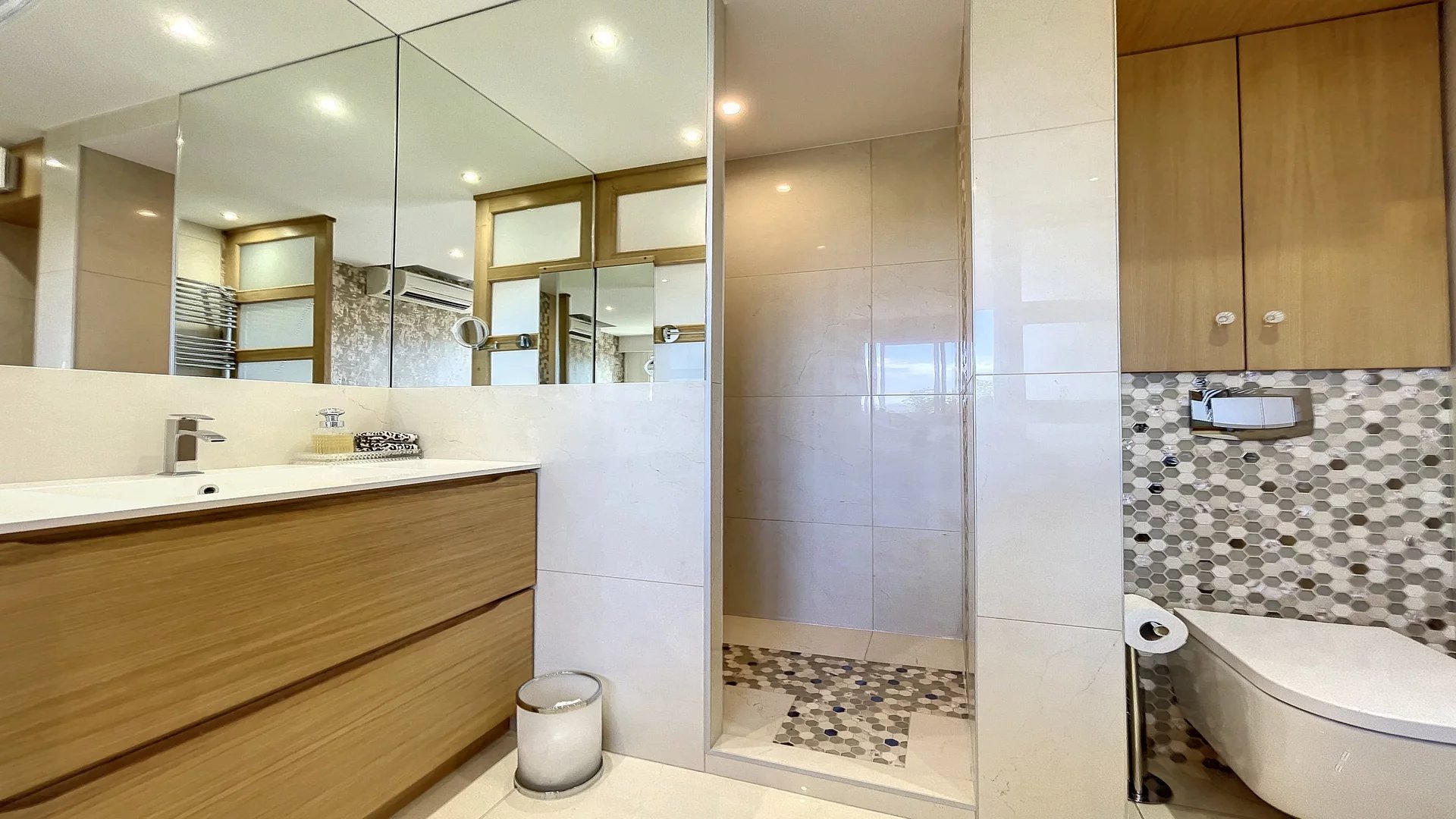 A VENDRE JUAN LES PINS LA COLLE 2 PIECES D’ANGLE RESIDENCE STANDING AVEC PARC ET PISCINE