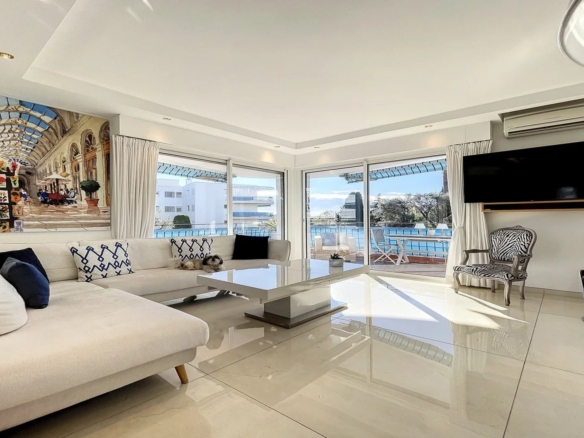 A VENDRE JUAN LES PINS LA COLLE 2 PIECES D’ANGLE RESIDENCE STANDING AVEC PARC ET PISCINE