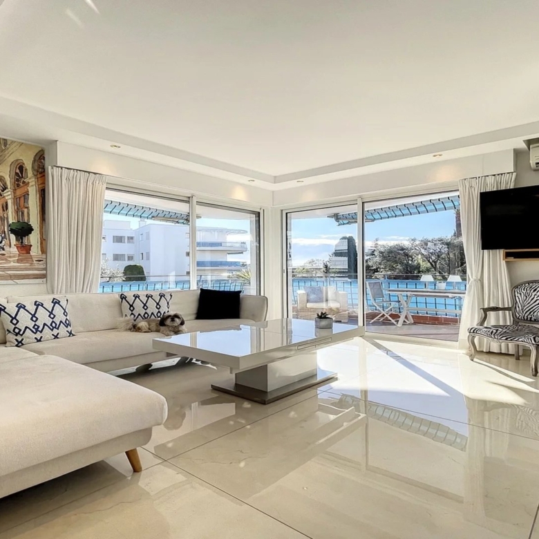 A VENDRE JUAN LES PINS LA COLLE 2 PIECES D’ANGLE RESIDENCE STANDING AVEC PARC ET PISCINE