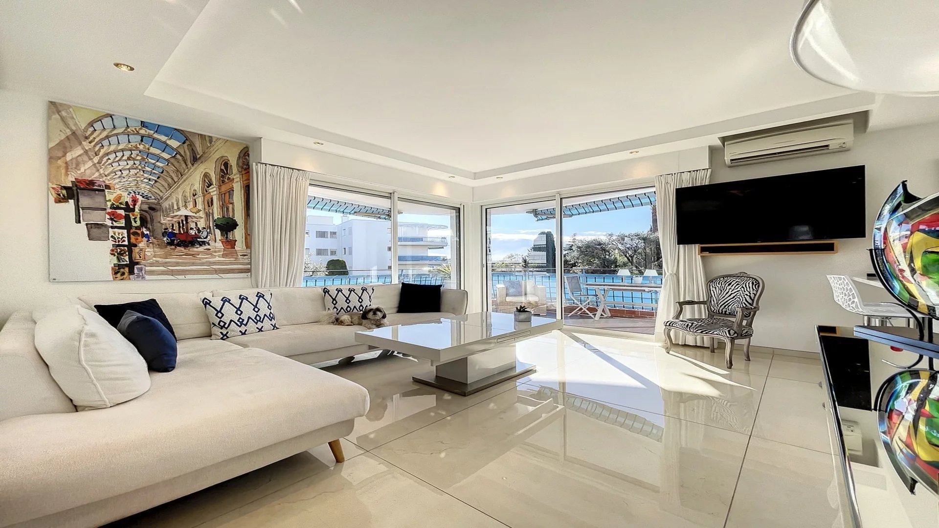 A VENDRE JUAN LES PINS LA COLLE 2 PIECES D’ANGLE RESIDENCE STANDING AVEC PARC ET PISCINE
