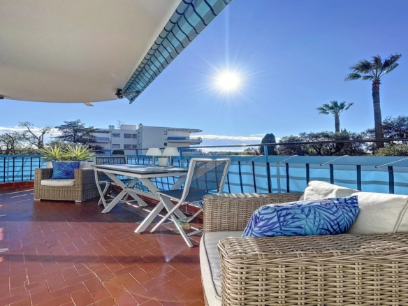 A VENDRE JUAN LES PINS LA COLLE 2 PIECES D’ANGLE RESIDENCE STANDING AVEC PARC ET PISCINE
