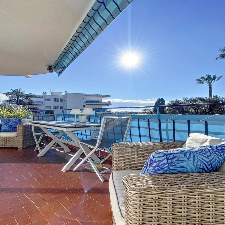 A VENDRE JUAN LES PINS LA COLLE 2 PIECES D’ANGLE RESIDENCE STANDING AVEC PARC ET PISCINE