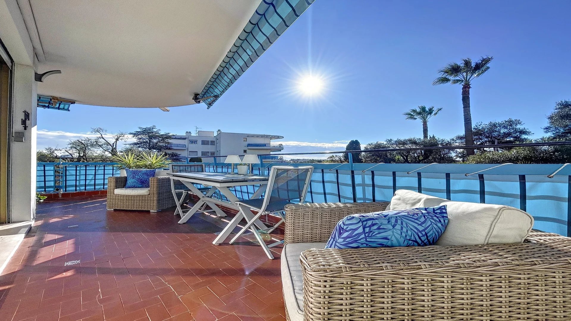 A VENDRE JUAN LES PINS LA COLLE 2 PIECES D’ANGLE RESIDENCE STANDING AVEC PARC ET PISCINE