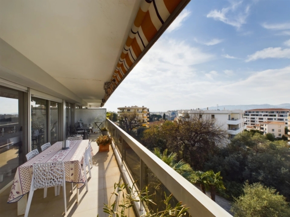 “Absolute Calm and Open View: Discover Your Haven of Peace with Giant Terrace” - Guardian - Tanit Immobilier
