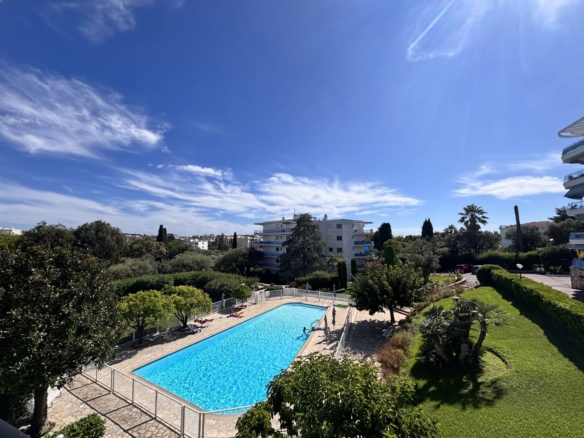 À VENDRE – JUAN-LES-PINS – 2/3 PIÈCES DANS RÉSIDENCE DE STANDING AVEC PARC & PISCINE - Piscine - Tanit Immobilier