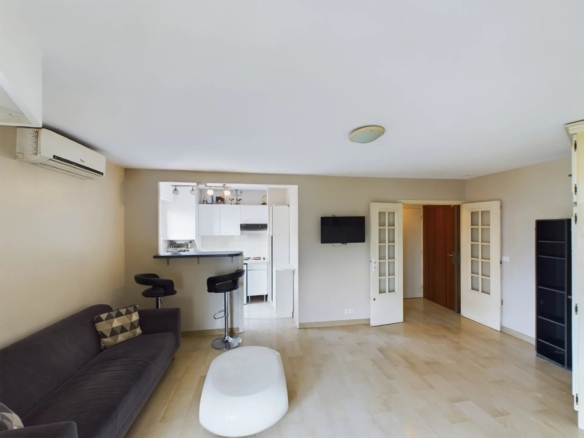 Charmant studio de 29 m² - Chemin de Tanit, Juan-les-Pins - Vendu - Tanit Immobilier