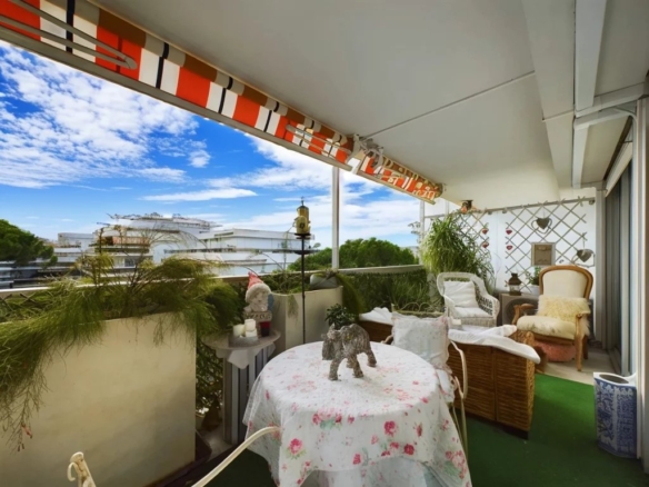 Superbe Deux-Pièces de 45 m² à Juan-les-Pins – Résidence avec Parc, Piscine et Gardien - Piscine - Tanit Immobilier