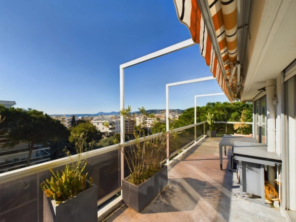 Charming apartment with corner terrace 44 m² - Tanit Immobilier