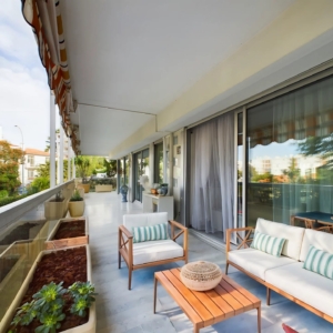 À VENDRE : APPARTEMENT 3 PIÈCES AVEC GRANDE TERRASSE ET PISCINE - Cheminée - Tanit Immobilier
