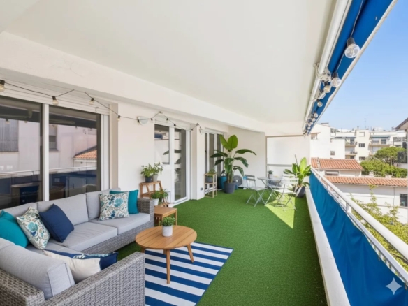 Appartement 2 pièces rénové avec terrasse au cœur de Juan-les-Pins - Gardien - Tanit Immobilier