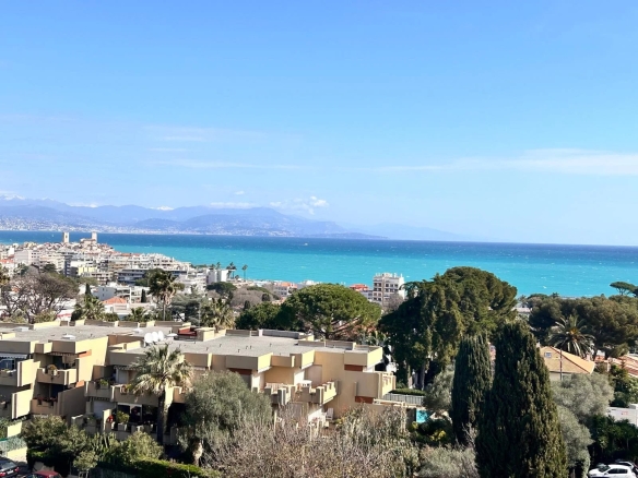 📍 EXCLUSIVITÉ - Studio cabine avec terrasse vue mer & montagnes – Juan-les-Pins Rostagne - Piscine - Tanit Immobilier
