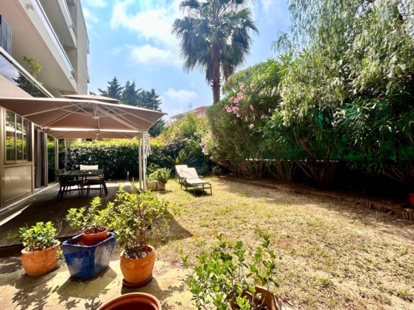 À VENDRE - JUAN-LES-PINS APPARTEMENT 3 PIÈCES AVEC JARDIN ET TERRASSE - Tanit Immobilier