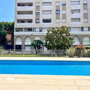 À VENDRE – Superbe 2 pièces avec terrasse et garage, Piscine, à Juan-les-Pins - Exclusif - Tanit Immobilier