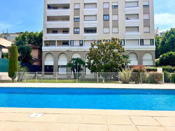 À VENDRE – Superbe 2 pièces avec terrasse et garage, Piscine, à Juan-les-Pins - Tanit Immobilier