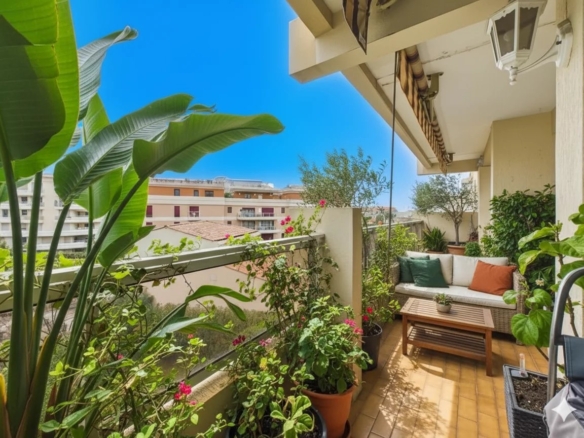 Appartement 2 pièces de 53 m², avant-dernier étage cave et parking. - Tanit Immobilier