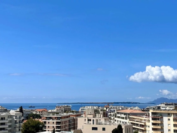Grand 2 pièces – Vue mer – Terrasse – Juan-les-Pins – 4e étage avec ascenseur - Tanit Immobilier 16 Grand 2 pièces – Vue mer – Terrasse – Juan-les-Pins – 4e étage avec ascenseur - Tanit Immobilier