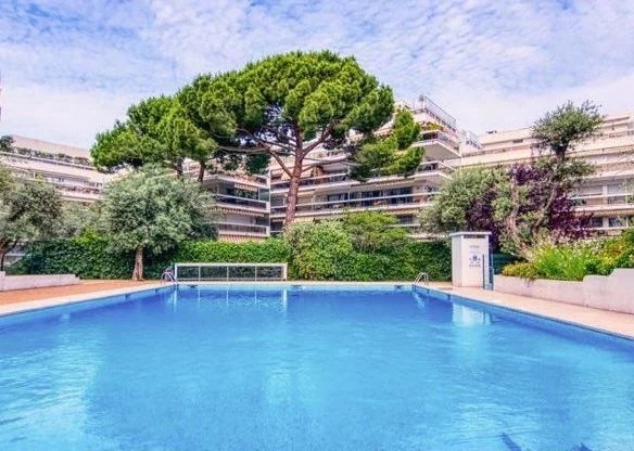 À deux pas d’Antibes et Juan-les-Pins – Studio cabine en résidence sécurisée avec parc et piscine