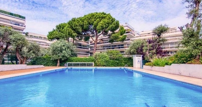 À deux pas d’Antibes et Juan-les-Pins – Studio cabine en résidence sécurisée avec parc et piscine