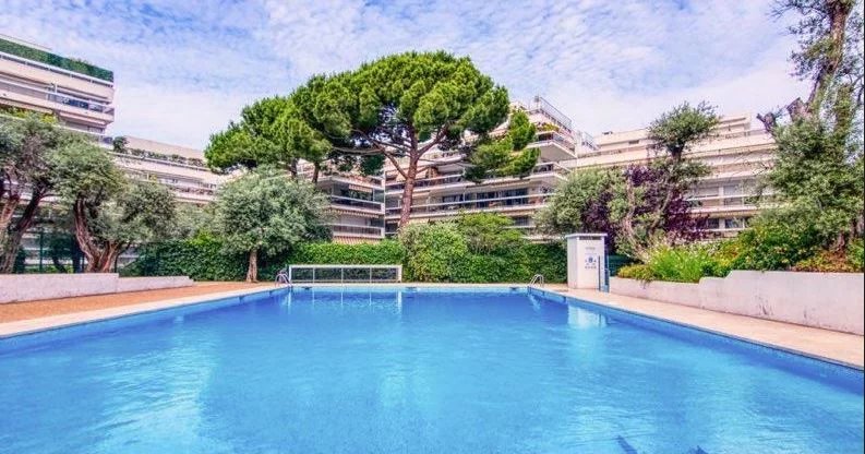 110df66d75e342f0c842c5df4061b64b_452b563df3_793-original.jpg À deux pas d’Antibes et Juan-les-Pins – Studio cabine en résidence sécurisée avec parc et piscine