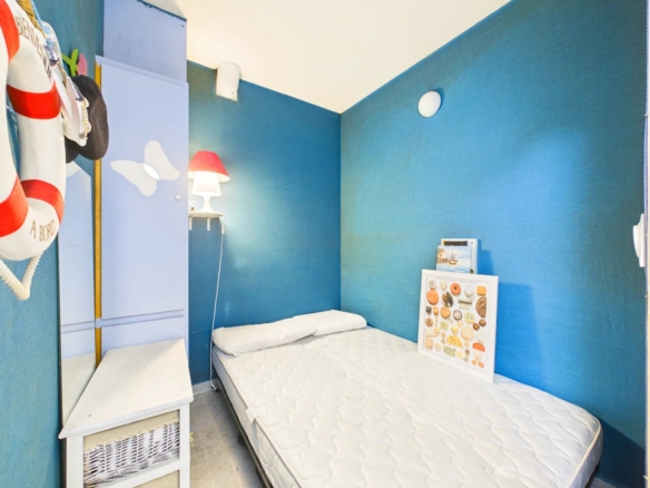 À deux pas d’Antibes et Juan-les-Pins – Studio cabine en résidence sécurisée avec parc et piscine