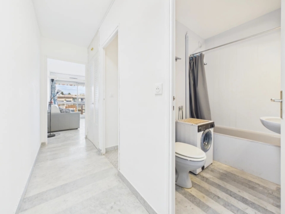 À deux pas d’Antibes et Juan-les-Pins – Studio cabine en résidence sécurisée avec parc et piscine