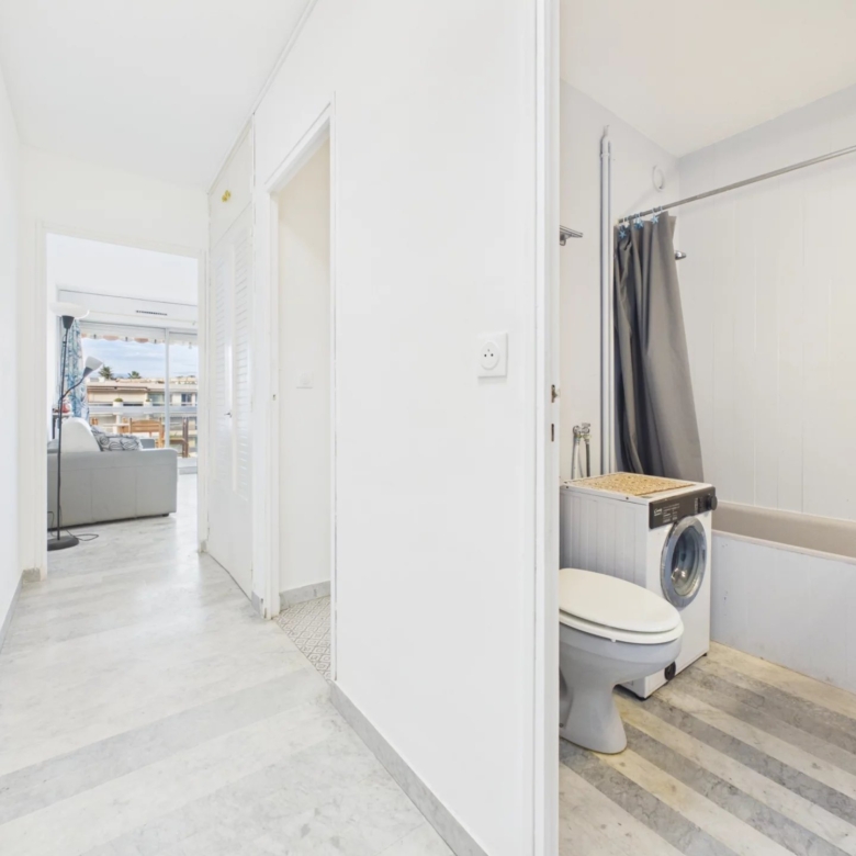 À deux pas d’Antibes et Juan-les-Pins – Studio cabine en résidence sécurisée avec parc et piscine