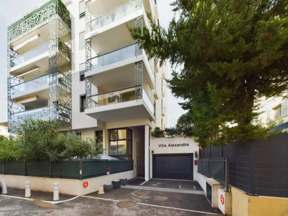 JUAN LES PINS - QUARTIER RESIDENTIEL - Tanit Immobilier