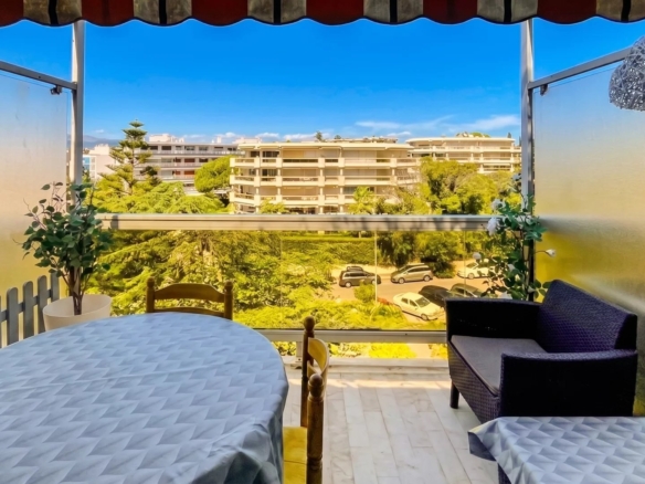 À deux pas d’Antibes et Juan-les-Pins – Studio cabine en résidence sécurisée avec parc et piscine